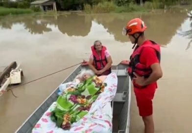 Guarantã do Norte: Bombeiros resgatam idosa de 95 anos e filha ilhadas após forte chuva