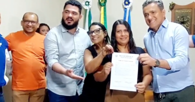 Profissionais da Educação aprovados em concurso publico tomaram posse na manhã dessa segunda feira em Peixoto MT.