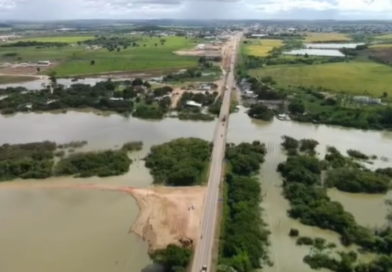 Imagens aéreas mostram Rio Peixoto no limite e ligam sinal de alerta para moradores ribeirinhos