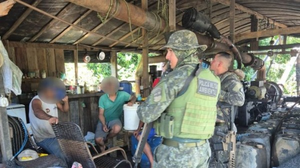 Polícia Ambiental flagra garimpo ilegal e apreende balsa no Rio Teles Pires