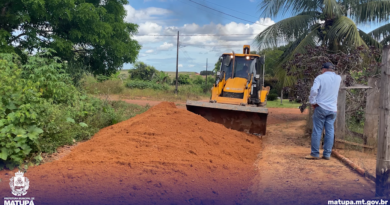 HOMENS E MÁQUINAS PESADAS TRABALHAM PARA MELHORAR ESTRADAS NO ALTO ALEGRE EM MATUPÁ