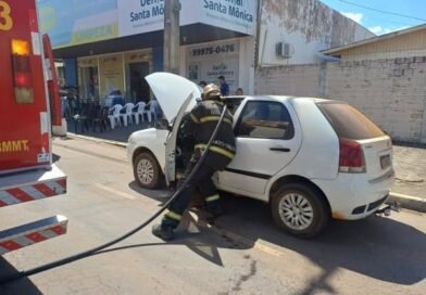 Colíder: Carro pega fogo em frente aos Correios e mobiliza bombeiros