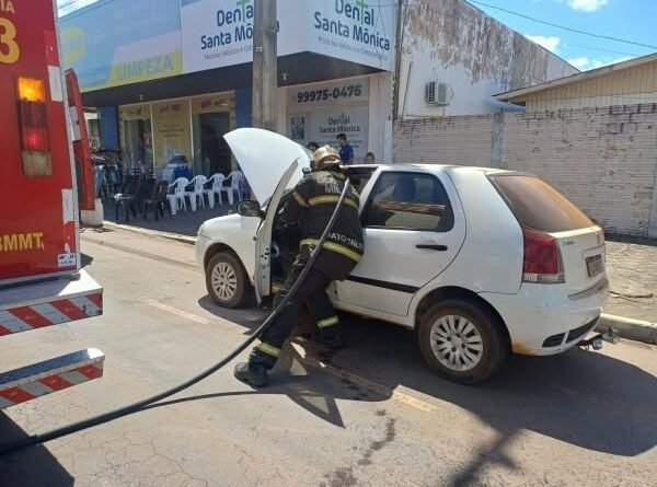 Colíder: Carro pega fogo em frente aos Correios e mobiliza bombeiros