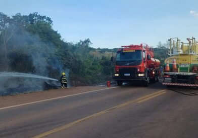 Carreta carregada com diesel tomba e pega fogo em Guarantã do Norte