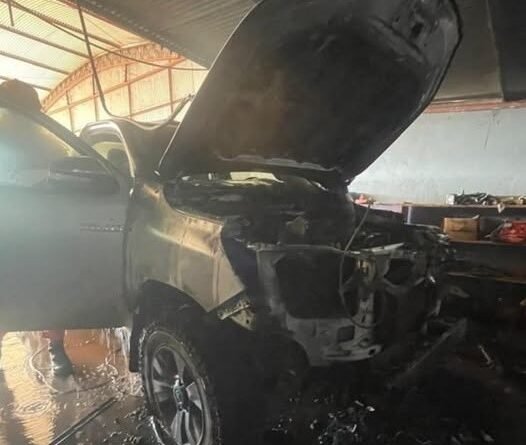 Incêndio em caminhonete mobiliza Bombeiros em oficina em Matupá