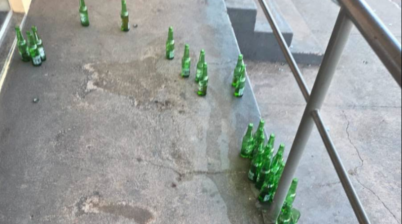 Garrafas deixadas na calçada da Martinello de Peixoto de Azevedo MT geram reclamação