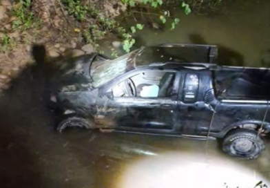 Acidente impressionante: Fiat Strada capota e para dentro de córrego em Alta Floresta