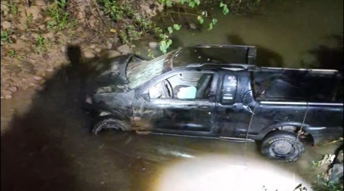 Acidente impressionante: Fiat Strada capota e para dentro de córrego em Alta Floresta