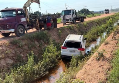 MAIS UM VEÍCULO CAI NO CÓRREGO DAS LAVADEIRAS, EM PEIXOTO DE AZEVEDO