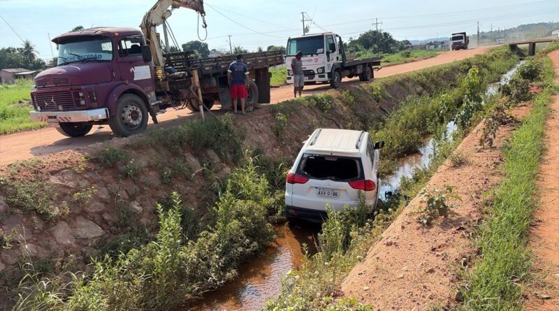 MAIS UM VEÍCULO CAI NO CÓRREGO DAS LAVADEIRAS, EM PEIXOTO DE AZEVEDO