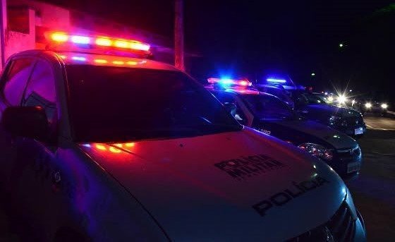 Homem tenta matar filha de 16 anos após vê-la dançando com amigos na rua